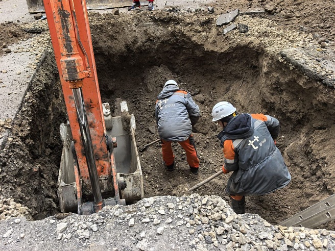 На Бахметьевской приступили к устранению течи