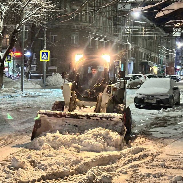 Ночью в Саратове уборка снега велась на 56 участках