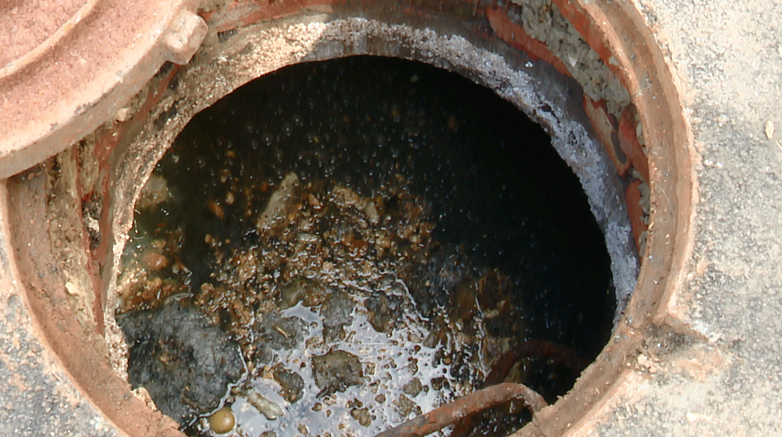 Жители саратовской многоэтажки третью неделю задыхаются из-за засора в канализации