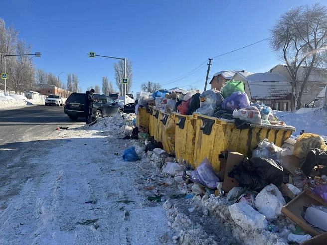 Чиновники раскритиковали "Ситиматик" за мусорные завалы в Саратове