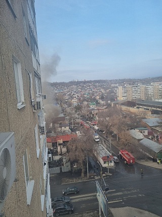В центре Саратова горит частный дом