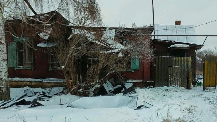 В Саратовской области за сутки сгорели деревянный дом и кабина "КамАЗа"