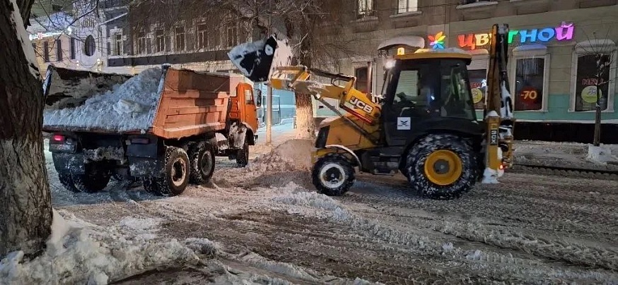 Ночью снег в Саратове расчищали около 400 единиц техники