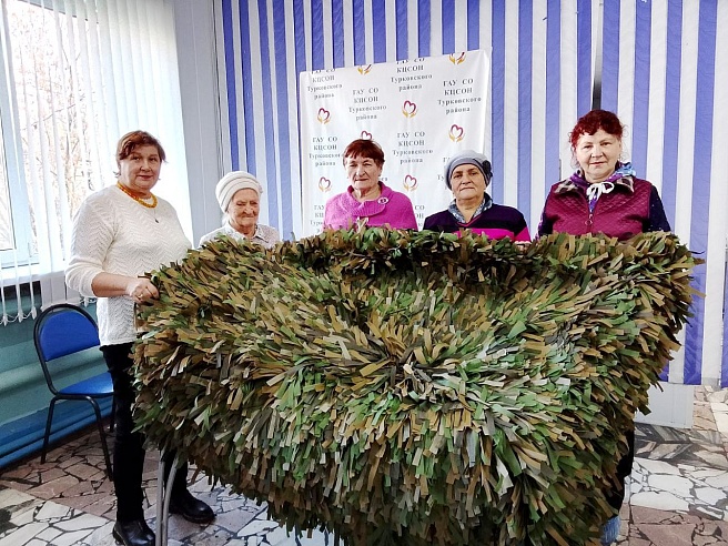 Саратовские волонтеры передали на фронт маскировочные сети, теплые носки и антидроновые одеяла