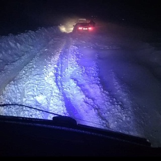 Саратовские спасатели и глава района вытащили семь машин из снежных заносов