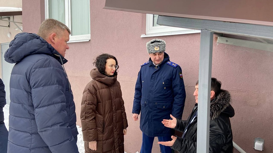 Михаил Исаев и Сергей Филипенко нашли в новой школьной пристройке трещины и протекающую крышу