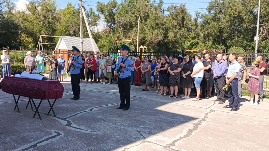 В Новоузенском районе простились с погибшим во время СВО Сергеем Глуховым