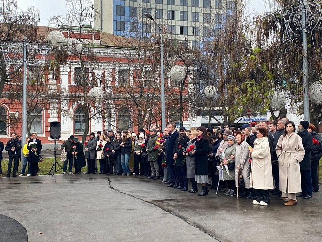 В сквере у Театральной площади открыли памятник Боголюбову