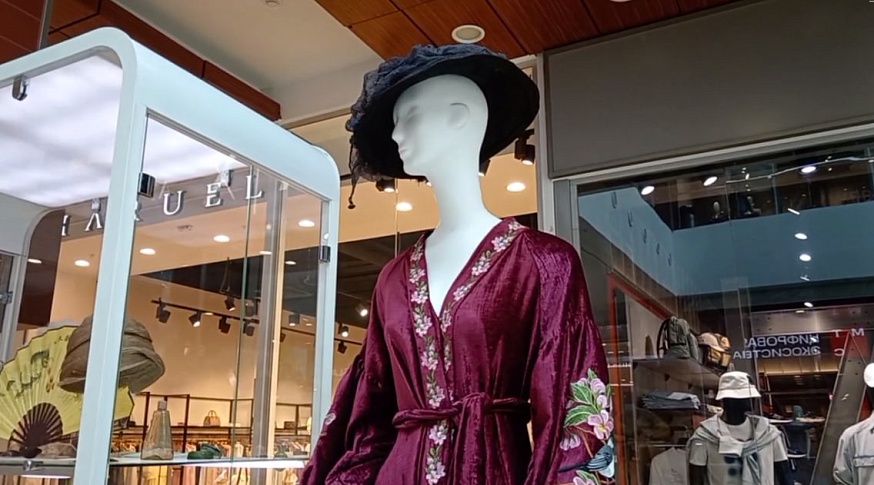 В Саратове коллекцию старинных платьев выставили в торговом центре    