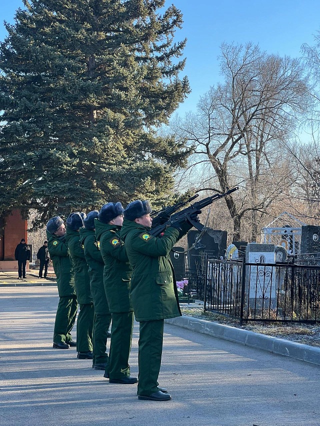 В Саратове на Воскресенском кладбище установили кенотаф Героям Советского Союза
