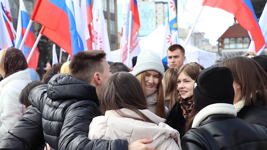 В Саратове продолжается митинг-концерт "Вместе! За Россию!"