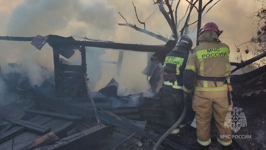 В центре Саратова три пожарных расчета тушат полыхающие сараи