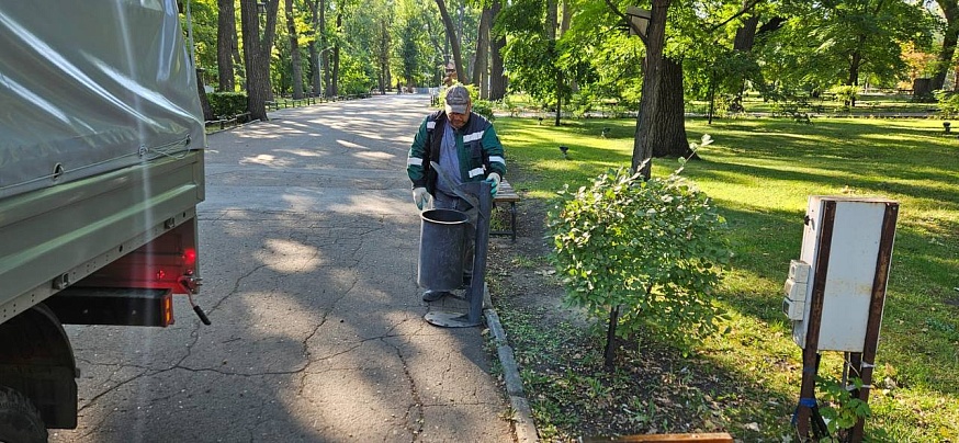 В Горпарке Саратова устанавливают временные урны