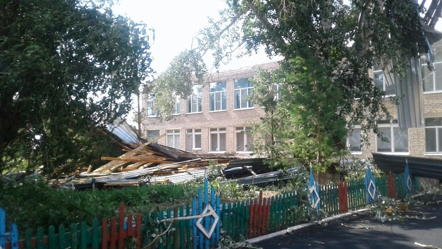 Под Саратовом сильный ветер сорвал крышу со здания школы