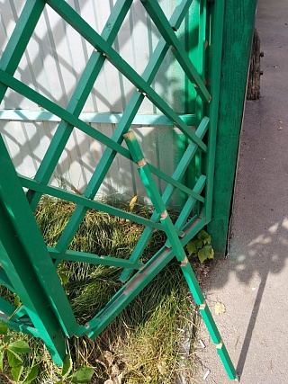 В Петровске вандалы сломали два ограждения