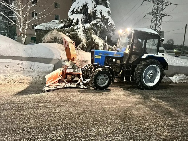 Ночью снег в Саратове расчищали около 400 единиц техники