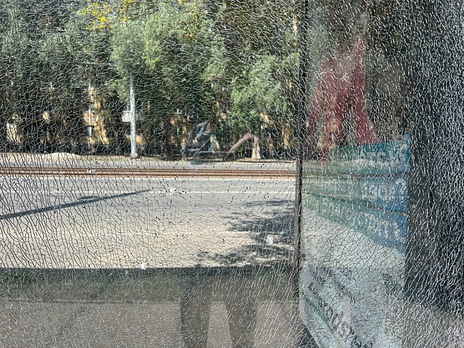 В Саратове вандалы разбили стекла на двух остановках