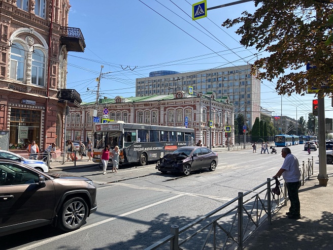 Женщина пострадала в ДТП с автобусом на Московской улице в Саратове