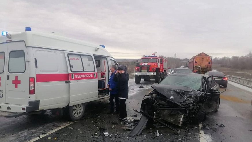 В массовой аварии на саратовской трассе погибли двое