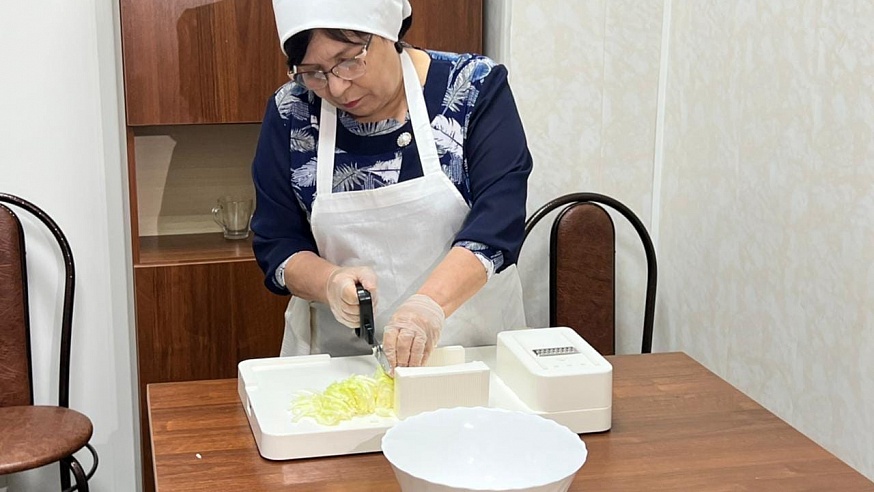 Саратовских пенсионеров учат пользоваться специальными приборами на кухне