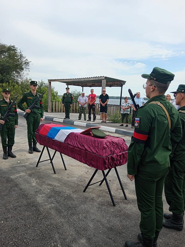 В Воскресенском районе проводили в последний путь бойца Анатолия Денюшина