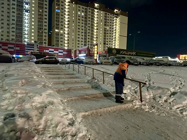 В Саратове продолжаются мероприятия по уборке города от снега и наледи 