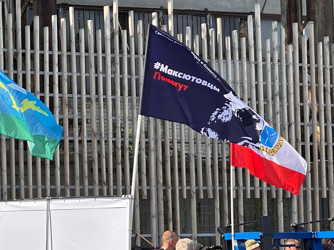 На набережной Саратова участники СВО соревновались в силе на уличных тренажерах