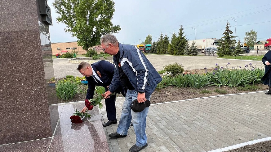 В День Победы Николай Панков возложил цветы к мемориалу Василия Клочкова в Синодском 