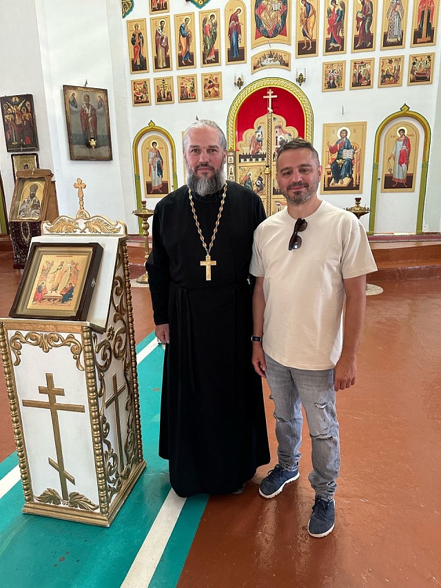 В храм под Саратовом передали распятие ручной работы, созданное скульптором Иваном Трифоновым