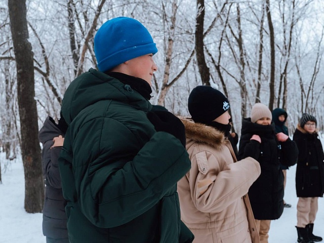 Саратовские школьники покормили белок во время прогулки по новой экотропе в Ленинском районе