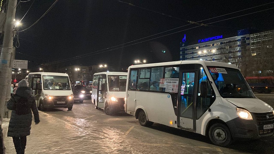 В Саратове пассажиры 10-рублевого маршрута по привычке платят полную стоимость проезда