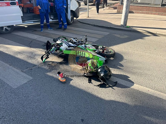 В Саратове подростки на мотоцикле, уходя от полицейской погони, въехали на Волжскую