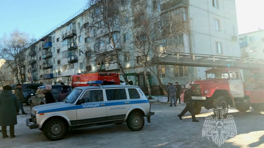 В Саратовской области женщина с четырьмя детьми спасалась от огня на балконе 