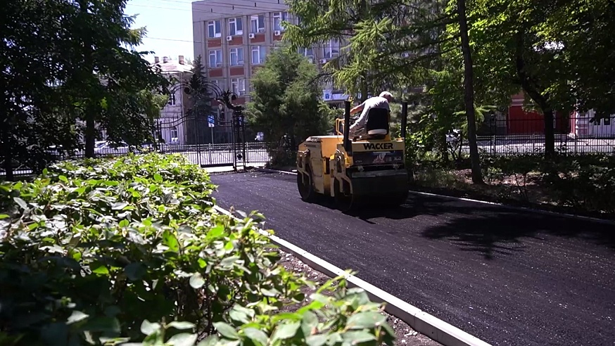 В "Липках" асфальтируют дорожки и прокладывают водопровод