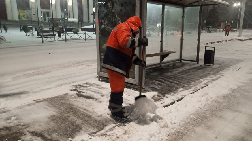 Коммунальные службы Саратова приступили к уборке выпавшего снега