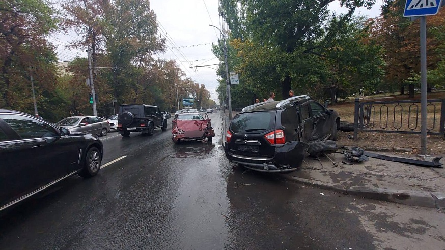 В Саратове два водителя пострадали при столкновении иномарок