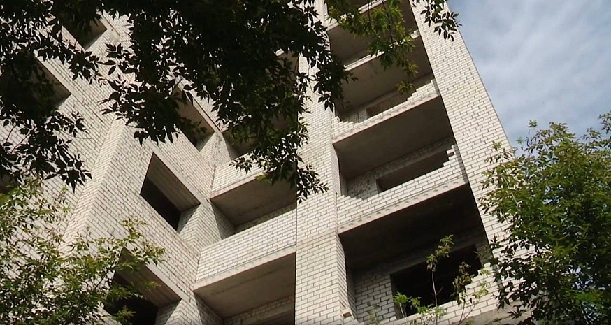 В Саратове годами не могут обезопасить заброшенные долгострои