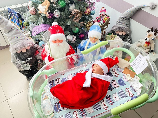 В Саратове новорожденным подарили новогодние костюмчики, сшитые вручную