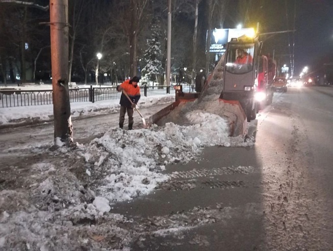 В Саратове продолжаются мероприятия по уборке города от снега и наледи 
