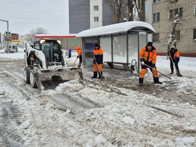 В Саратове и области продолжаются работы по уборке снега и наледи