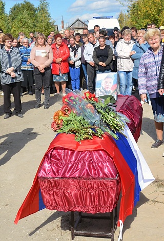 Под Саратовом погибшего в СВО Сергея Макаричева похоронили под оружейные залпы и сигналы машин