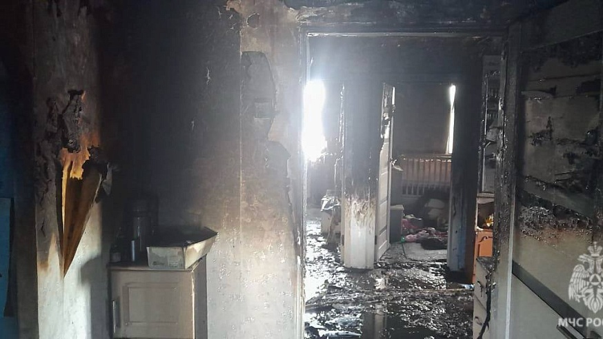 Из горящего дома под Саратовом эвакуировались женщина с ребенком