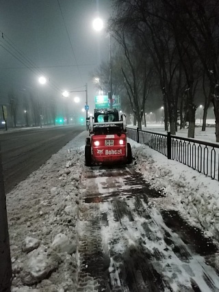 Городские службы продолжают уборку снега в Саратове