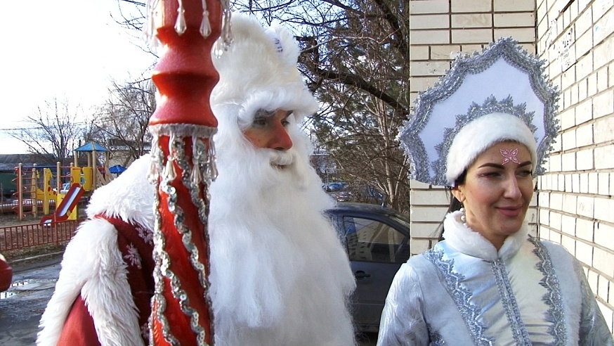 В Энгельсе и Саратове домой к детям ходит "бесплатный" Дед Мороз