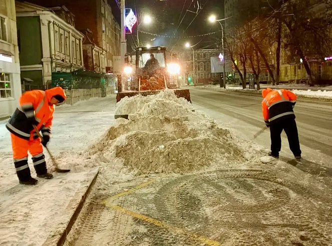 В Саратове из 35 поврежденных штормом крыш полностью восстановлены три