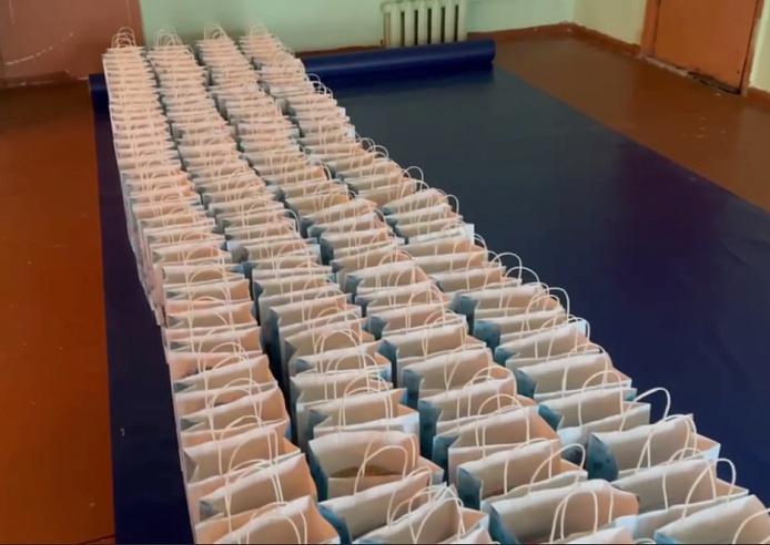 Николай Панков передал новогодние подарки детям сотрудников "Комбината благоустройства" в Балаково