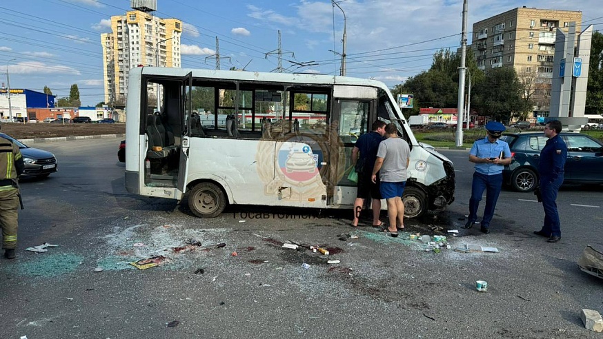 В Ленинском районе "Тойота" столкнулась с маршруткой