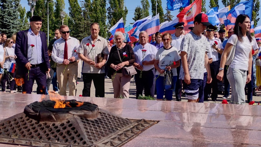 Участник СВО и мать-героиня в парке Победы подняли Государственный флаг 