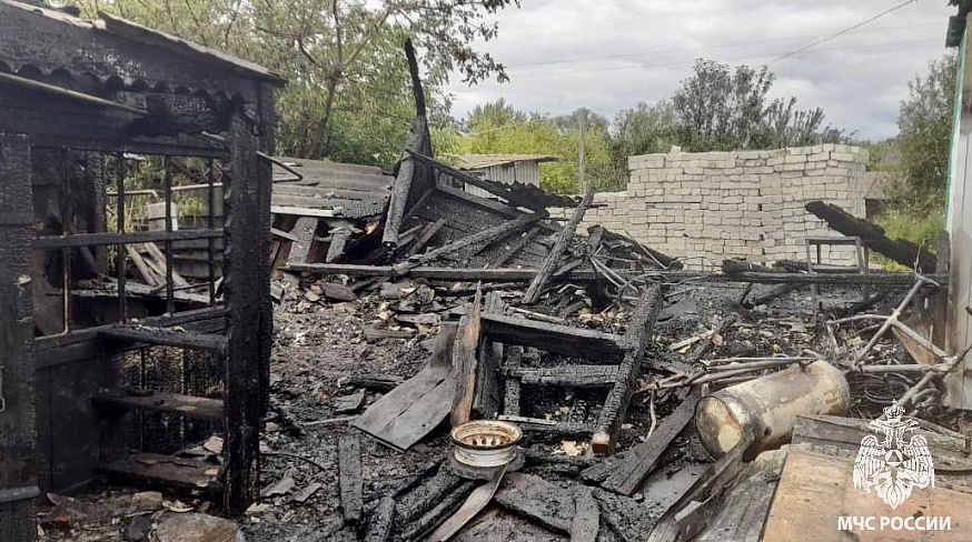 В Калининске из-за детской шалости сгорели частный дом и сарай