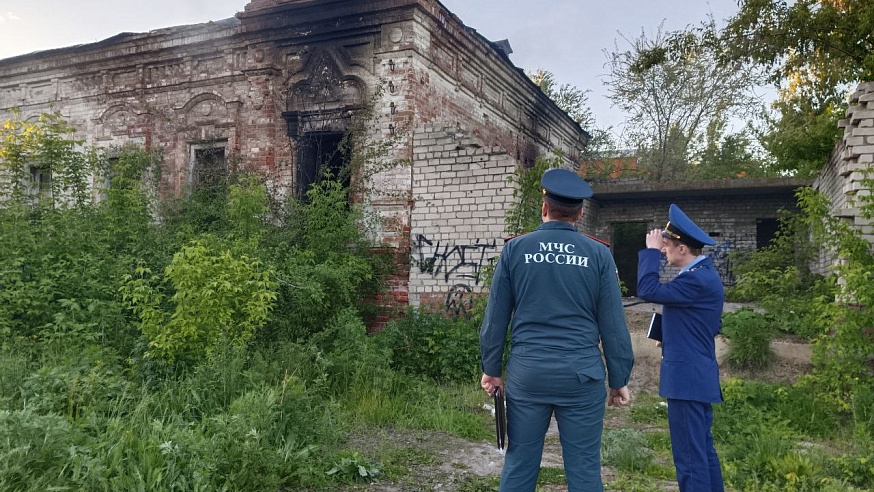 В Балакове два дня подряд горит старинный особняк 